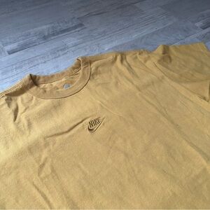 Nike Men's Yellow Short Sleeve Tee